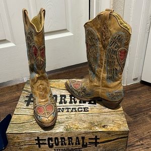Size 10M corral vintage saddle blue jean wing and heart